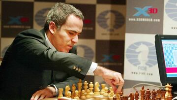 Gary Kasparov realiza un movimiento en su partida contra el ordenador Deep Junior en enero de 2003.