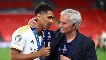 Soccer Football - Champions League - Final - Borussia Dortmund v Real Madrid - Wembley Stadium, London, Britain - June 1, 2024 Real Madrid's Jude Bellingham being interviewed with Jose Mourinho after the match REUTERS/Carl Recine