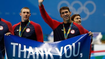 Michael Phelps agradece el apoyo recibido tras la ceremonia del podio del 4x100 estilos de nataci&oacute;n en los Juegos Ol&iacute;mpicos de R&iacute;o.