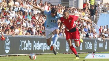 Okay Yokuslu pelea un bal&oacute;n con un futbolista del C&oacute;rdoba durante el amistoso celebrado en el campo de Baltar.