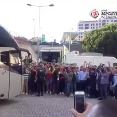 Reciben a Messi y al Barça con gritos de "Cristiano Ronaldo"