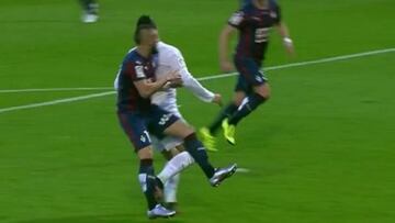 El Madrid pidió un penalti y el Eibar se quejó del que pitaron
