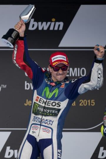 Jorge Lorenzo comenz車 la temporada 2015 con cierta irregularidad. Su primera victoria no lleg車 hasta mayo en el circuito de Jerez. En las tres siguientes citas: Le Mans (Francia), Mugello (Italia) y Catalu?a (Espa?a) consigui車 subirse a lo m芍s alto del caj車n. En todas ellas tras escaparse en las primeras vueltas y dominar la carrera de principio a fin. Debido a esto, escal車 hasta la segunda posici車n de la clasificaci車n por detr芍s de Valentino Rossi.