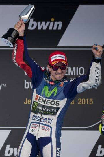 Jorge Lorenzo comenzó la temporada 2015 con cierta irregularidad. Su primera victoria no llegó hasta mayo en el circuito de Jerez. En las tres siguientes citas: Le Mans (Francia), Mugello (Italia) y Cataluña (España) consiguió subirse a lo más alto del cajón. En todas ellas tras escaparse en las primeras vueltas y dominar la carrera de principio a fin. Debido a esto, escaló hasta la segunda posición de la clasificación por detrás de Valentino Rossi.