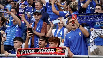 02.09.2024 PARTIDO 2º DIVISION
ESTADIO CARLOS TARTIERE REAL OVIEDO-SPORTING AFICIONADO DEL SPORTING CON SU BUFANDA ENTRE LA AFICION LOCAL EN UN PASADO PARTIDO