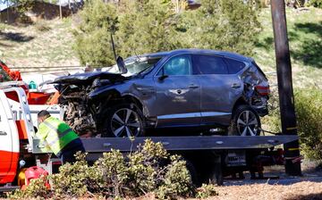 El  automvil de Tiger Woods tras el accidente de trfico en el suroeste de Los ?ngeles, California (EE.UU).