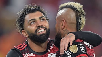 Flamengo's Gabriel Barbosa (L) and Flamengo's Chilean Arturo Vidal (R) celebrate after defeating Corinthians during the Copa Libertadores football tournament quarterfinals second leg match at the Maracana stadium in Rio de Janeiro, Brazil, on August 9, 2022. (Photo by Carl DE SOUZA / AFP)