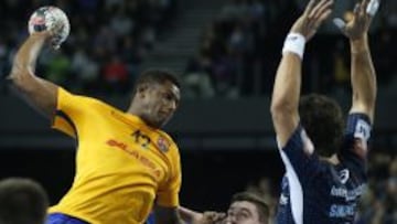 El barcelonista Wael Jallouz en una acción de ataque ante el jugador del Montpellier Diego Simonet.