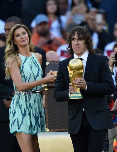 Junto a Gisele Bundchen depositando el trofeo de campe¨®n antes de la final del Mundial 2014 en Maracan¨¢.