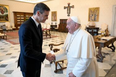 El papa Francisco se reunió con el presidente del Gobierno español, Pedro Sánchez, durante una audiencia en el Palacio Apostólico el 11 de octubre de 2024 en la Ciudad del Vaticano.