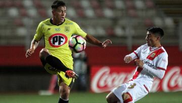 Futbol, Curico Unido vs San Luis 
 Undecima fecha, campeonato de Transicion 2017 
 El jugador de Curico Unido Diego Pezoa izquierda , durante el partido de primera division en el estadio La Granja de Curico, Chile. 
 22/10/2017 
 Jose Arcos/Photosport 
 ****** 
 Football,  Curico Unido vs San Luis  
 11th date, Transition Championship 2017 
  Curico Unido&#039;s player Diego Pezoa  left,during the first division football match at the La Granja stadium in Curico, Chile. 
 22/10//2017 
 Jose Arcos/Photosport