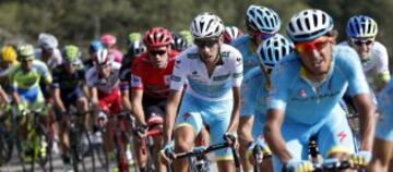 El ciclista italiano del equipo Astana, Fabio Aru (c), seguido por holandés del equipo Giant, Tom Dumoulin (atrá) durante la decimoctava etapa de la Vuelta Ciclista a España, con comienzo en la localidad burgalesa de Roa y término en la segoviana de Riaza, con un recorrido de 204 kilómetros.