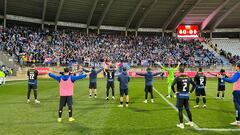 Los jugadores de la Ponferradina agradecen el apoyo a su afición en el Reino de León.