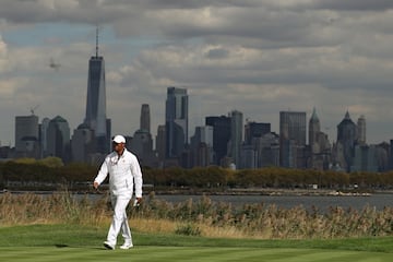 Tige rWoods, asistente del capitán del equipo de Estados Unidos en la Presidents Cup, camina en el Liberty National Golf Club en Jersey City con el skyline de New York City de fondo.