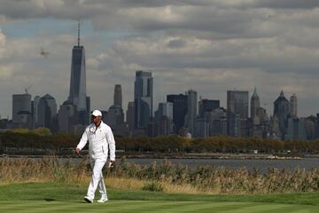 Tige rWoods, asistente del capitán del equipo de Estados Unidos en la Presidents Cup, camina en el Liberty National Golf Club en Jersey City con el skyline de New York City de fondo.