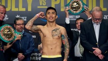 El mexicano Julio C谷sar 'El Rey' Mart赤nez posando con sus cinturones.