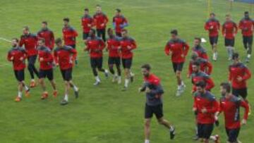 La plantilla, en el entrenamiento de este lunes en Sant Adrià.