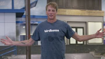 El skater Tony Hawk abre los brazos en señal de victoria tras conseguir planchar un nuevo truco en skate a los 51 años en The Berrics.