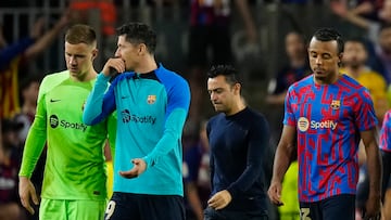 BARCELONA, 26/10/2022.- (i-d) Marc-André ter Stegen, Robert Lewandowski, Xavi Hernández y Jules Koundé, todos del FC Barcelona, tras el partido de la fase de grupos de la Liga de Campeones ante el Bayern Múnich disputado hoy miércoles en el Camp Nou, en Barcelona. EFE/Enric Fontcuberta
