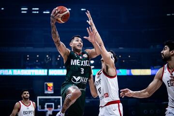 Fabián Jaimes intenta una canasta frente a Egipto en el Mundial FIBA