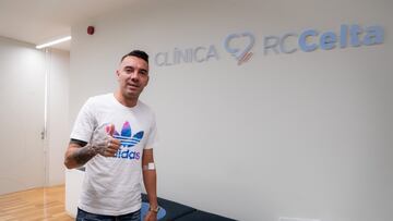 Iago Aspas posa en la Cl¨ªnica RCCelta durante el reconocimiento m¨¦dico previo al inicio de la pretemporada.