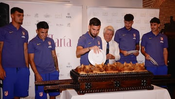 Baena, en el momento de trinchar el cochinillo en la cena en José María.