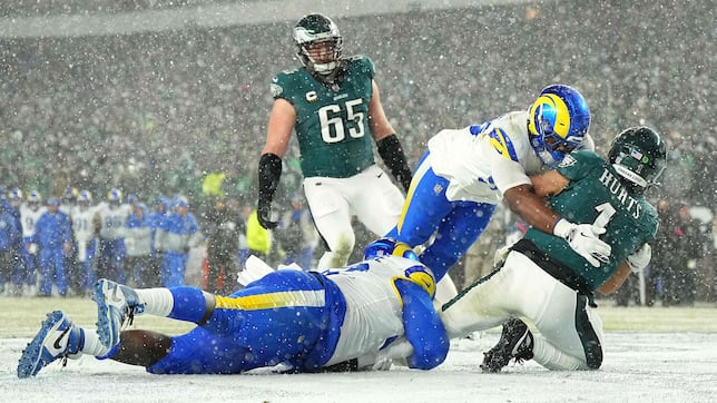 Jalen Hurts deberá usar rodillera en el juego ante Commanders, por lesión sufrida en los playoffs