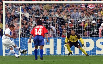 La Roja derrotaba por 2-1 a Italia en el debut en el Mundial Francia 1998, pero luego de que el balón impactara en el brazo de Ronald Fuentes el árbitro Lucien Bouchardeau cobró penal. Roberto Baggio anotó y los europeos igualaron el encuentro.