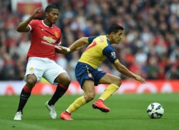 Alexis Sánchez intenta pasar la marca de Antonio Valencia.