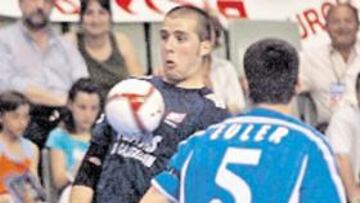 <b>OCHO. </b>Manu, portero del Playas, no tuvo su mejor día en Murcia.