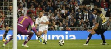Chicharito da el pase para que Cristiano Ronaldo marque al Málaga el 3-1 el 18 de abril de 2015.
