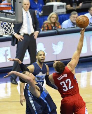 El jugador de Los Ángeles Clippers Blake Griffin y Dwight Powell de Dallas Mavericks.