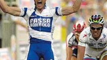 <b>SE SALTÓ EL GUIÓN.</B> Todo estaba preparado para que Mario Cipollini lograra igualar el récord de 41 triunfos de etapa de Alfredo Binda. El Giro le preparó una etapa llana, su equipo le llevó en volandas a 200 metros de meta... Pero apareció Alessandro Petacchi y desmontó el tinglado.