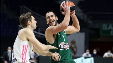 Lefteris Bochoridis, ante Causeur, durante el partido entre el Real Madrid y el Panathinaikos.