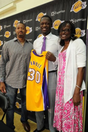 Julius Randle, de Los Angeles Lakers, posa con sus padres.