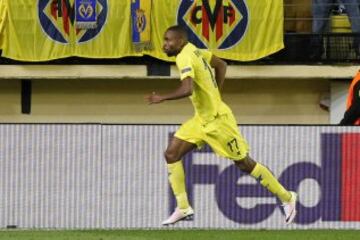 El delantero del Villarreal Cédric Bakambu celebra el gol durante el partido de ida de cuartos de final de la Liga Europa contra el Sparta Praga, que se disputa en el estadio de El Madrigal. 