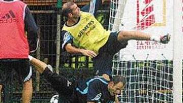 <B>LA JUGADA DE ZIDANE</B>. El francés hizo la pared con Solari, se llevó el balón de tacón y sentó a Salgado. Elevó el balón por encima del gallego y, tras un bote, le hizo un sombrero a Carlos Sánchez antes de cabecear a puerta. Raúl remachó en la línea.