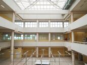 Ayuso planea un macrocentro de menores inmigrantes en Fuenlabrada: se encuentra una fuerte oposición