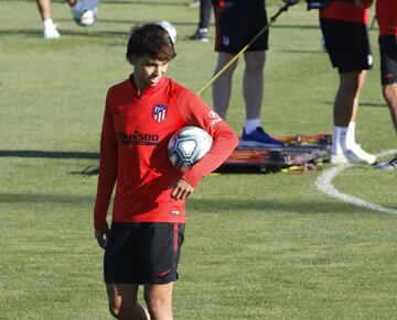 Bromas y buen ambiente en el entrenamiento del Atleti