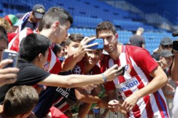 Sime Vrsaljko atiende a los aficionados que acudieron al Vicente Calderón.