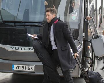 Simeone arriving with the Atlético squad in Liverpool