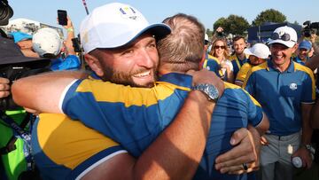 Jon Rahm y Shane Lowry del equipo de Europa celebraron la victoria abrazándose en el green 18.