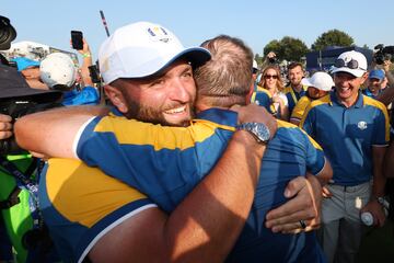 Jon Rahm y Shane Lowry del equipo de Europa celebraron la victoria abrazándose en el green 18.