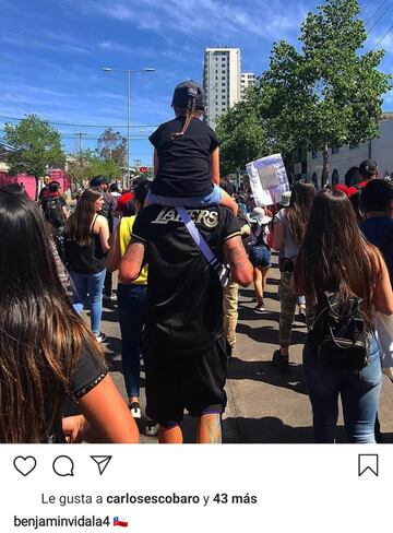 Benjamín Vidal, ex defensa de la U y la UC, marchando en las calles durante las protestas masivas. Actualmente milita en Coquimbo Unido. 