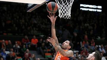 GRAF7711. VALENCIA, 08/02/2018.- El escolta estadounidense del Valencia Basket Erick Green (i) entra a canasta ante el escolta francés del CSKA Nando de Colo, en partido de Euroliga que se disputa esta noche en el pabellón Fuente de San Luis