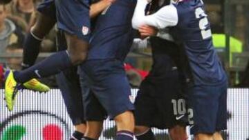 <b>SORPRESA. </b>Los jugadores norteamericanos celebran el 0-1.