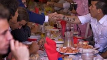 <b>BUENA SINTONÍA. </b>Del Nido saluda a Gary Medel en la comida de la plantilla ayer en el Real.