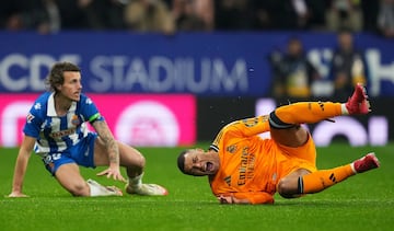 Contraataque del Rea Madrid, Kylian Mbapp avanza con el baln controlado y Carlos Romero entra a destiempo con los tacos por delante en el gemelo del jugador francs. El VAR no avisa a Mu?iz Ruiz, que s muestra la cartulina amarilla al defensa perico.