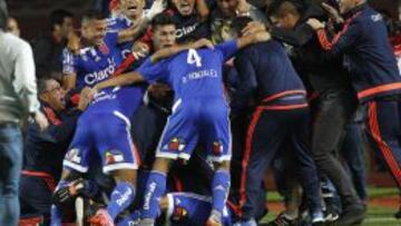 La U festeja en la cancha y fuera de ella.