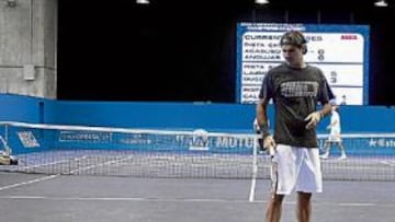 <b>EN LA PISTA. </b>Roger Federer, campeón del torneo en 2006, tomó ayer contacto con las pistas de entrenamiento del Madrid Arena.